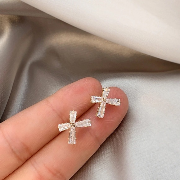 Crystal “X” Elegant Gold Stud Earrings! - Picture 5 of 11